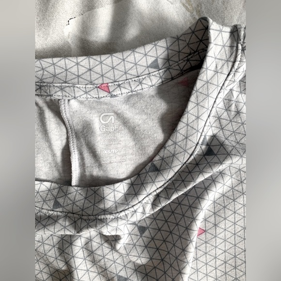 ❗️CLEAROUT❗️GAP FIT Breathe grey print cropped muscle TANK TOP Size XS - Picture 3 of 6